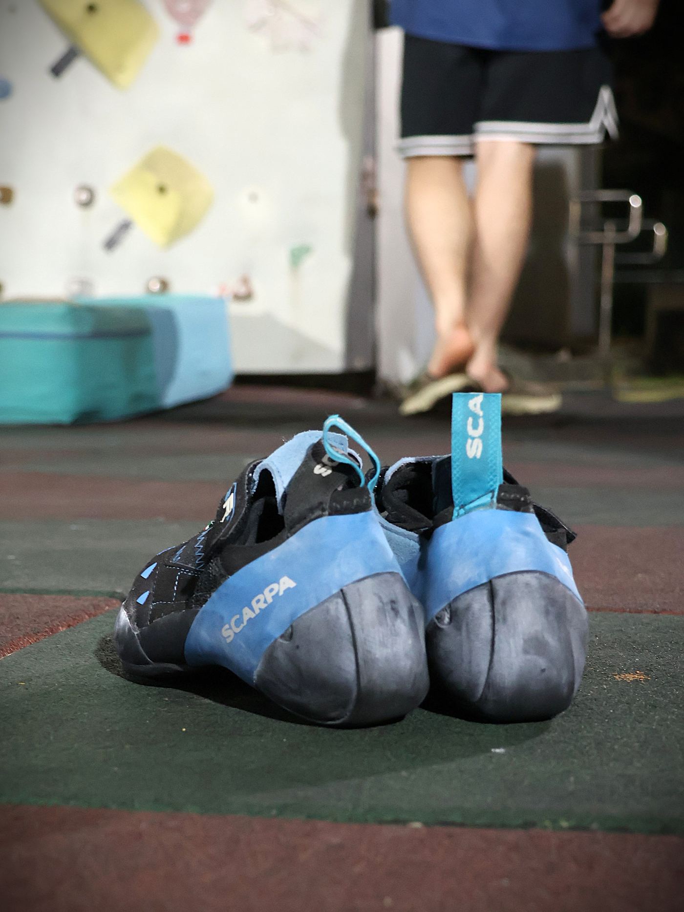 地墊上一雙 SCARPA 岩鞋，鞋頭又尖又包覆